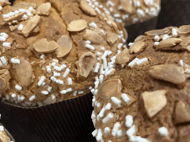 Dettaglio della superficie di una colomba di Pasqua con mandorle intere e granella di zucchero